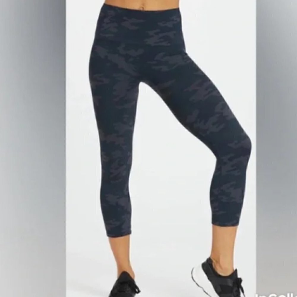 Spanx camo seamless cropped leggings size medium